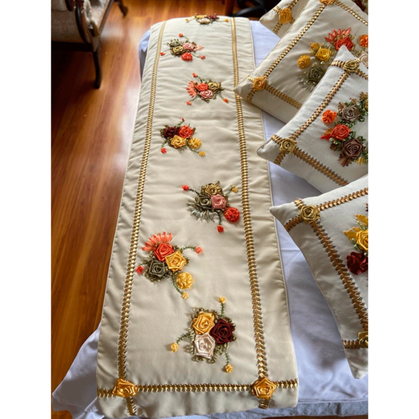 Pie De Cama En Lino Bordado A Mano Con Flores